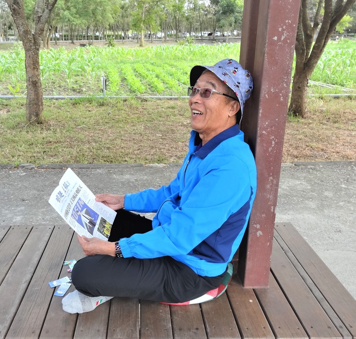 图3:来自万丹乡的李先生接到学员递送《明慧周报》,表情展露喜悦的笑容。