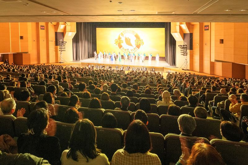 '图2:二零二三年十二月二十四日平安夜,神韵纽约艺术团在名古屋国际会议中心上演了第四场演出。有观众感叹“见识到一流的精髓”,还有观众深信“创世主已出现”。(大纪元)'