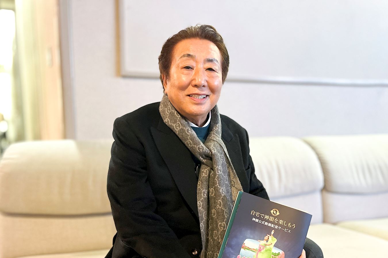 '图4:二零二三年十二月二十二日下午,公司老板高野大树观看了神韵纽约艺术团在日本名古屋国际会议中心的首场演出。(大纪元)'