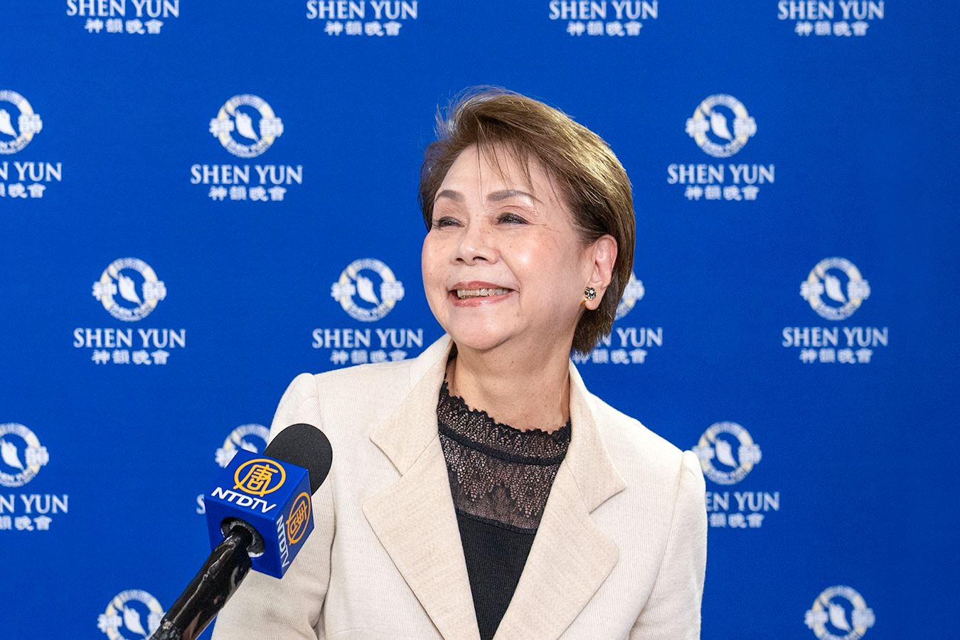 '图5:二零二三年十二月二十二日下午,公司董事长斋藤芳子观赏了美国神韵纽约艺术团在日本名古屋国际会议中心的首场演出。(新唐人)'