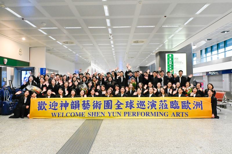 '图9:二零二三年十二月二十五日,圣诞日,神韵环球艺术团飞抵意大利米兰,在机场受到了粉丝们的热情迎接。(大纪元)'