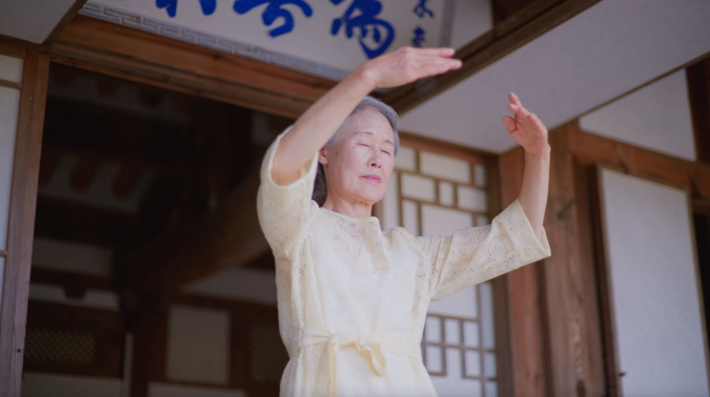 图4:洪英姬女士正在炼法轮功的第二套功法。