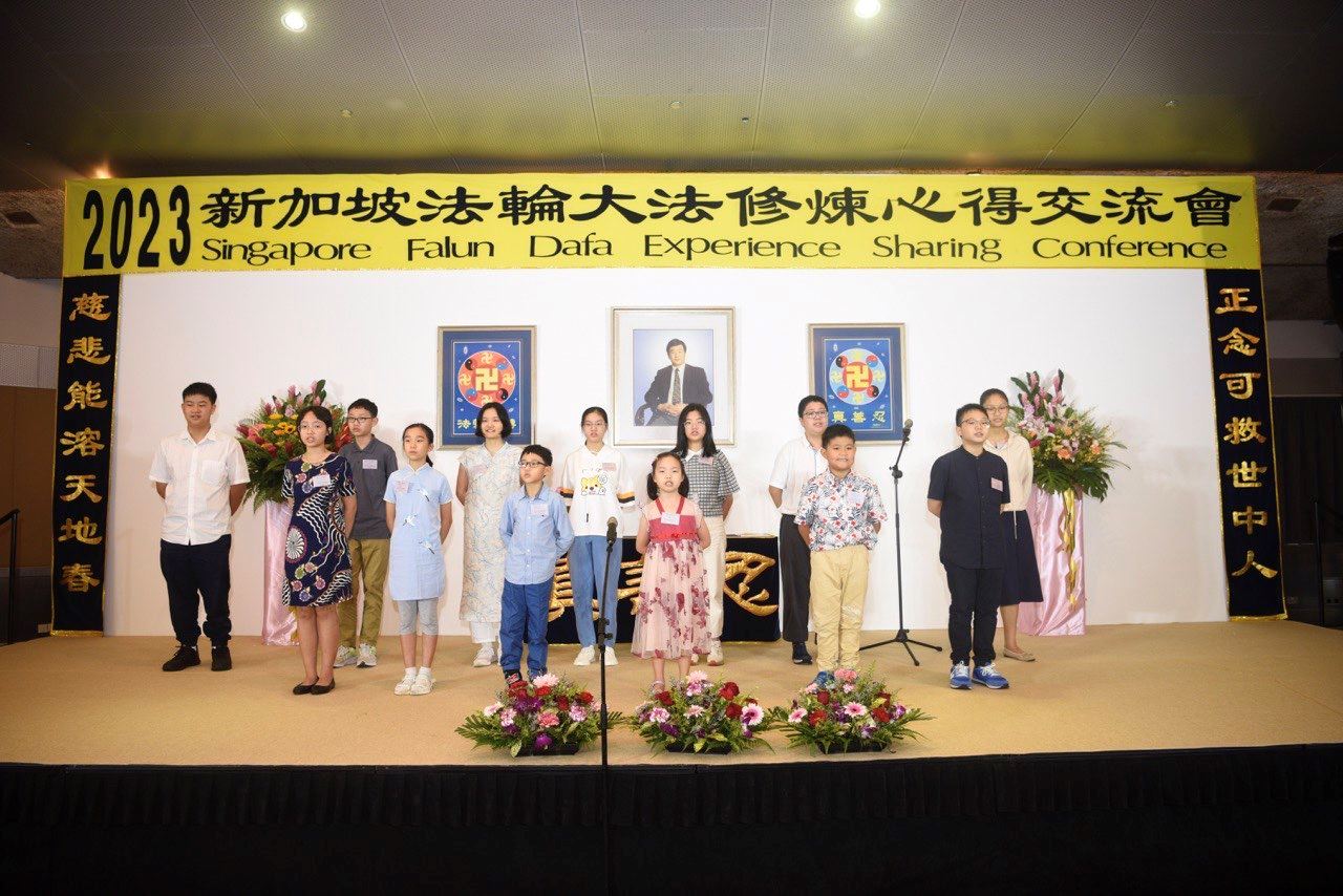 '图4:明慧班大法小弟子在台上背诵《洪吟六》。'