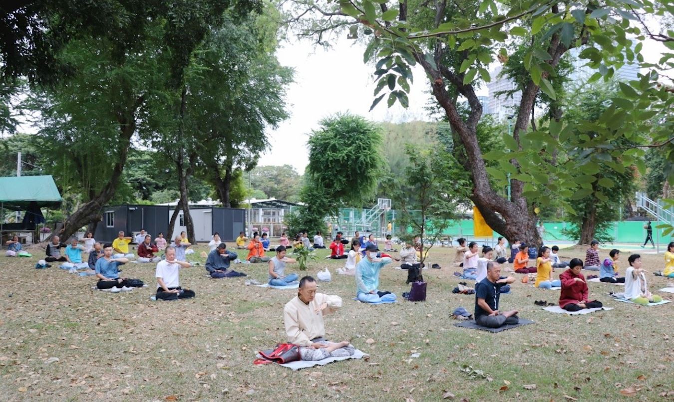 '图1:二零二三年十二月二四日,泰国部份法轮功学员在曼谷是乐园(Lumphini Park)晨炼法轮功五套功法。'
