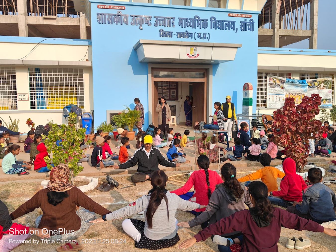 '图10:法轮功学员来到中央邦赖森市的一所公立学校,教学生学炼法轮功。'