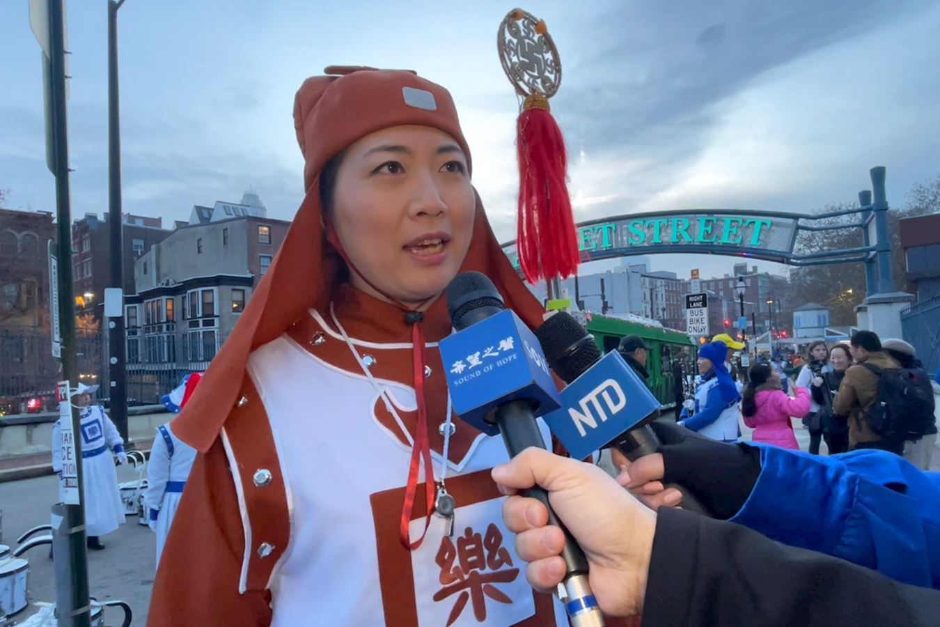 '图8:纽约法轮功天国乐团指挥米歇尔参加了费城节日大游行。'