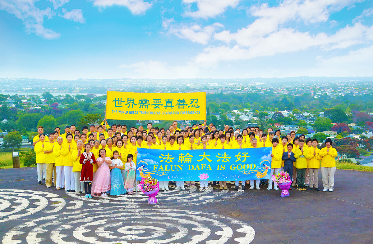 图1:新西兰部份大法弟子恭祝师尊新年快乐!