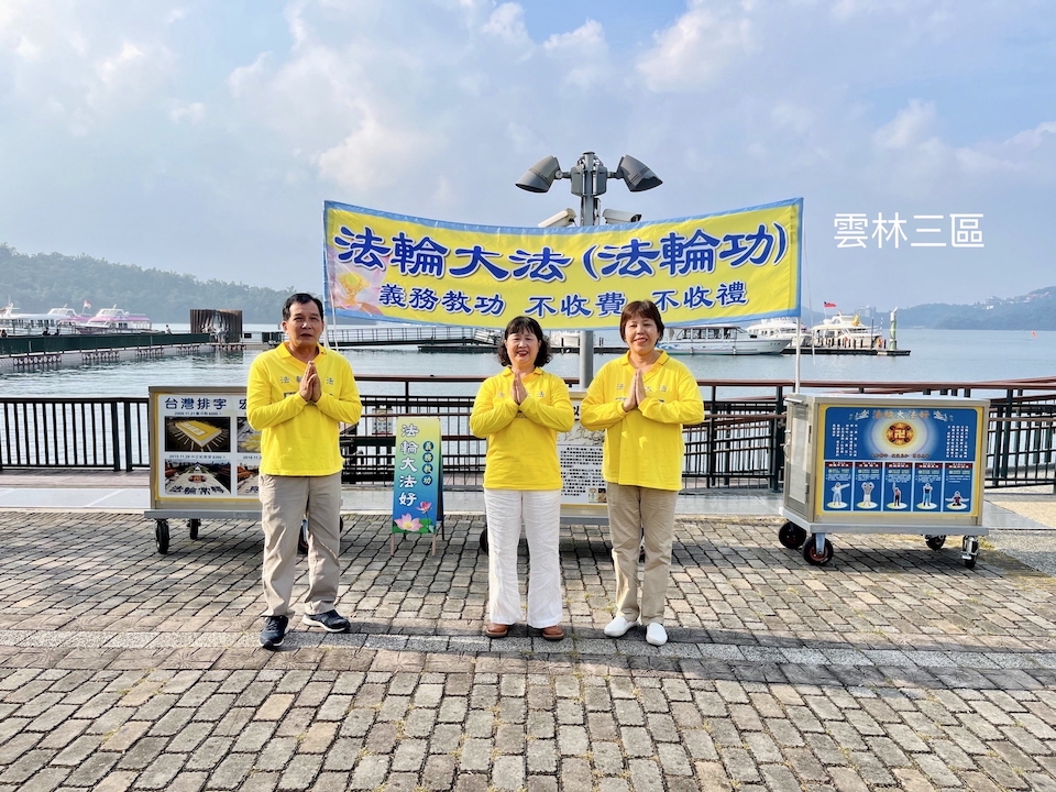 图4:知名化妆品分店经理,法轮功学员惠翔(中),帮来自大陆有缘游客“三退”。