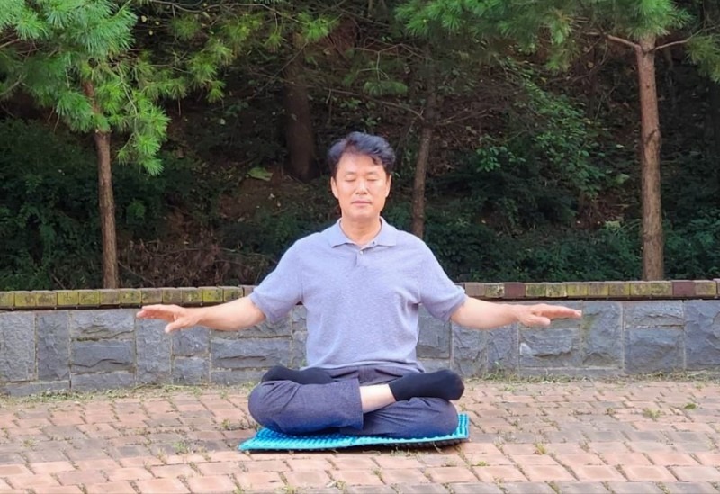 图3:尹康元先生正在炼法轮功的第五套功法。