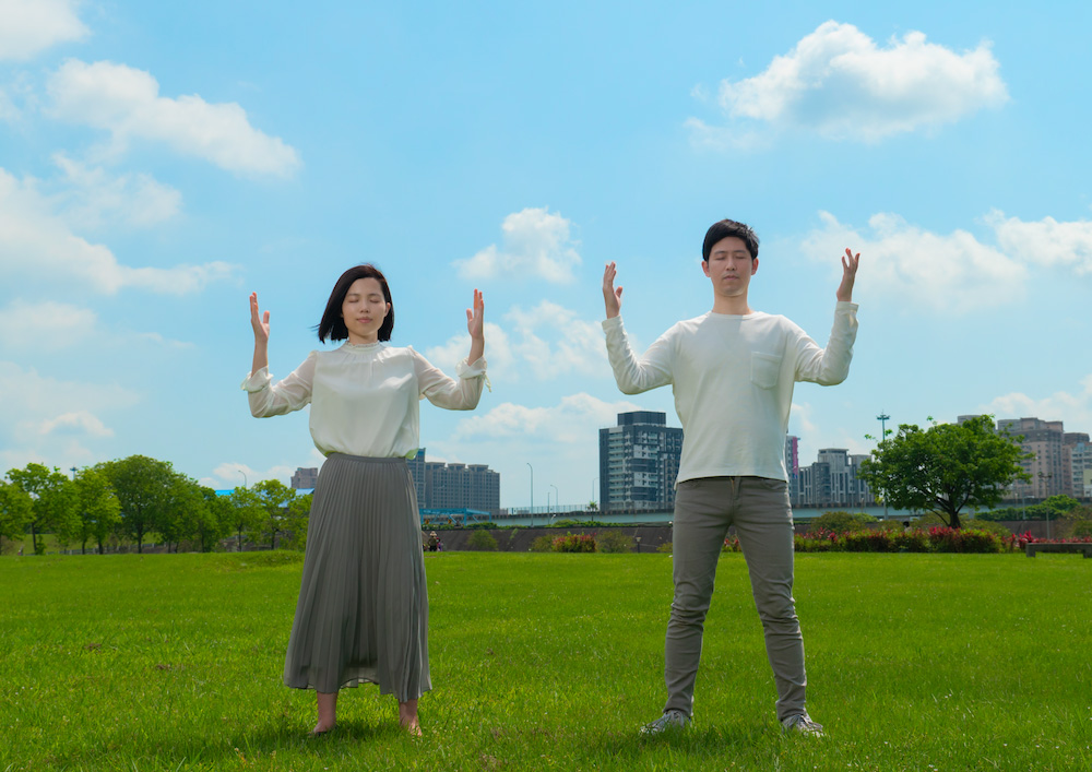 图1~2:忆缘和韵如夫妇和两个孩子一同沐浴在大法中修炼中,幸福顺其自然而来。