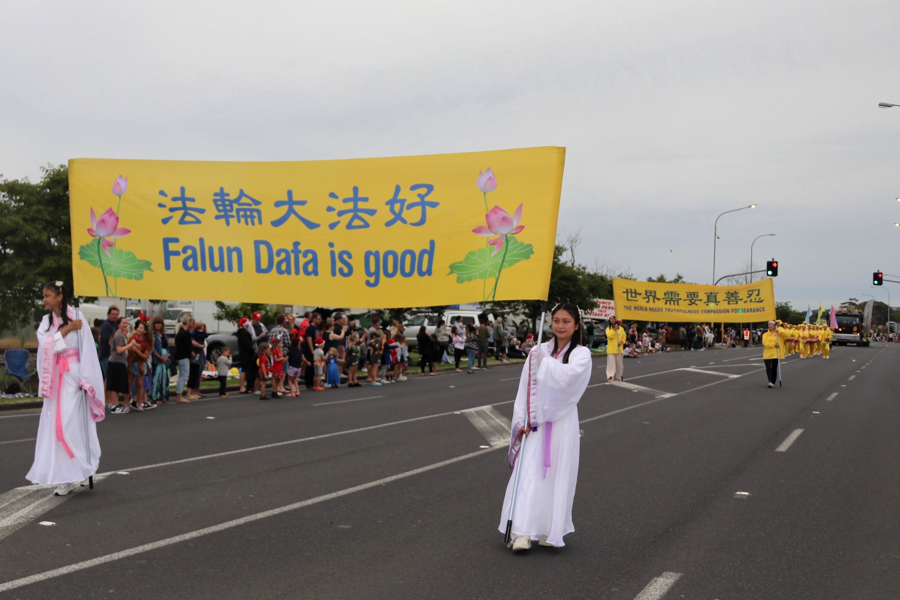 图1:二零二三年十二月一日,法轮功学员参加了奥克兰库梅乌(Kumeū)地区的圣诞游行。