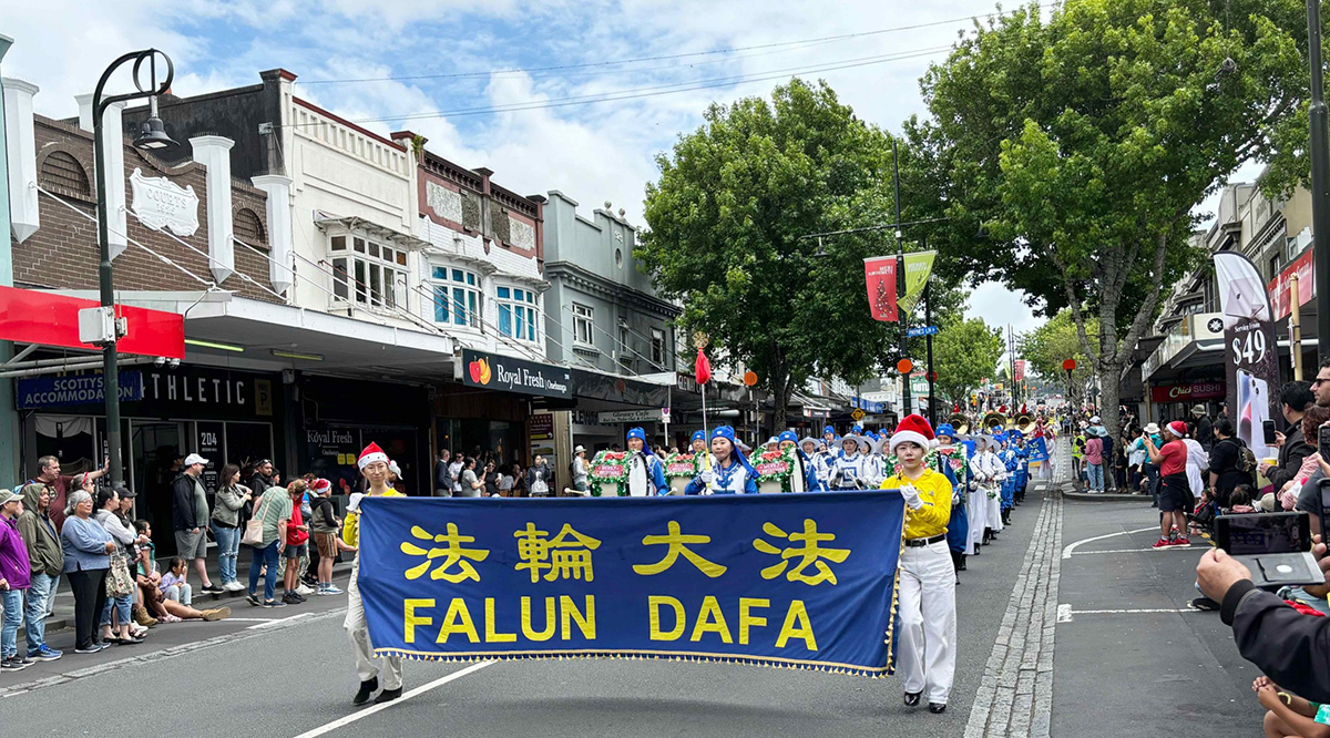 图2:十二月二日上午,法轮功学员参加奥克兰奥内宏加(Onehunga)圣诞游行。