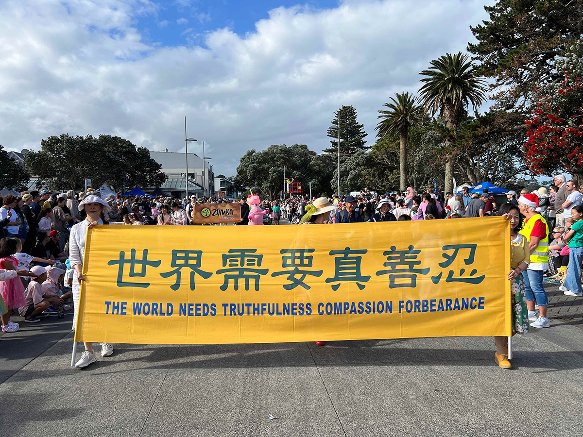 图3~4:十二月二日下午,法轮功学员参加布朗斯湾(Browns Bay)圣诞游行。