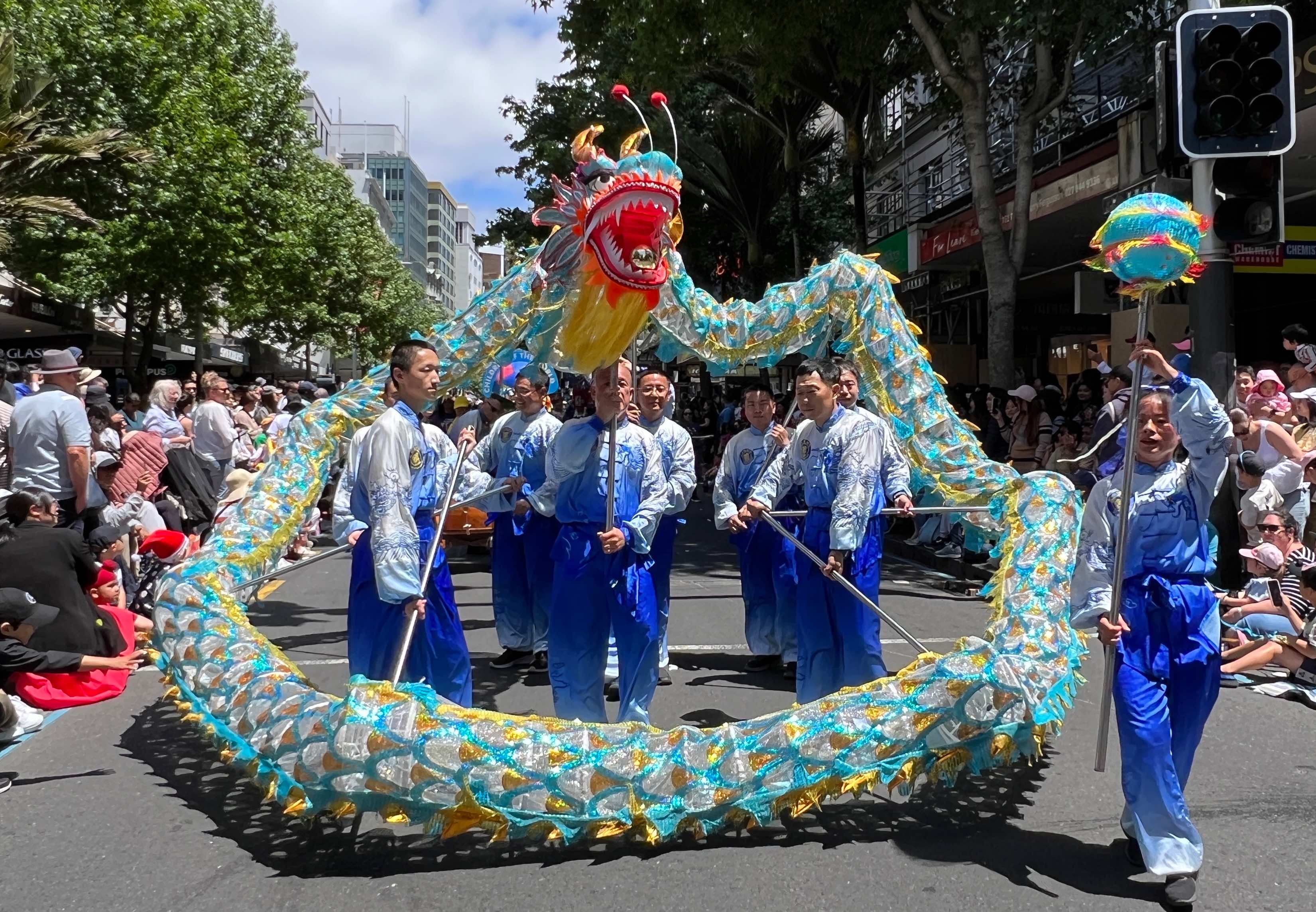 图5:法轮功学员组成的舞龙队在游行中。