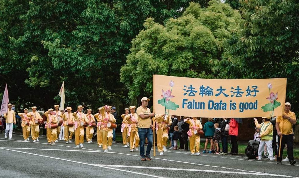 图6:十二月二日,法轮功学员参加了南岛阿什波顿(Ashburton)的游行。