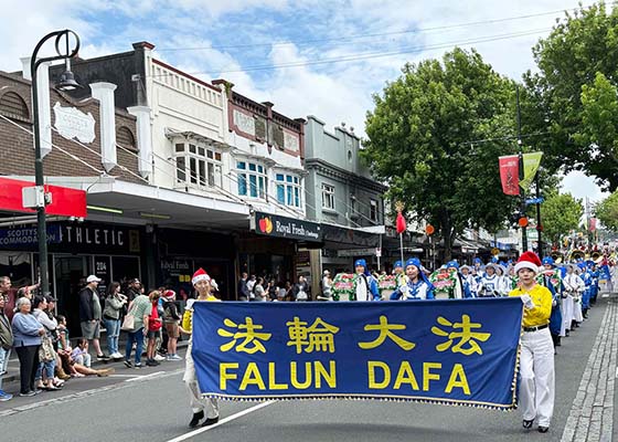 新西兰学员参加圣诞游行 观众盛赞