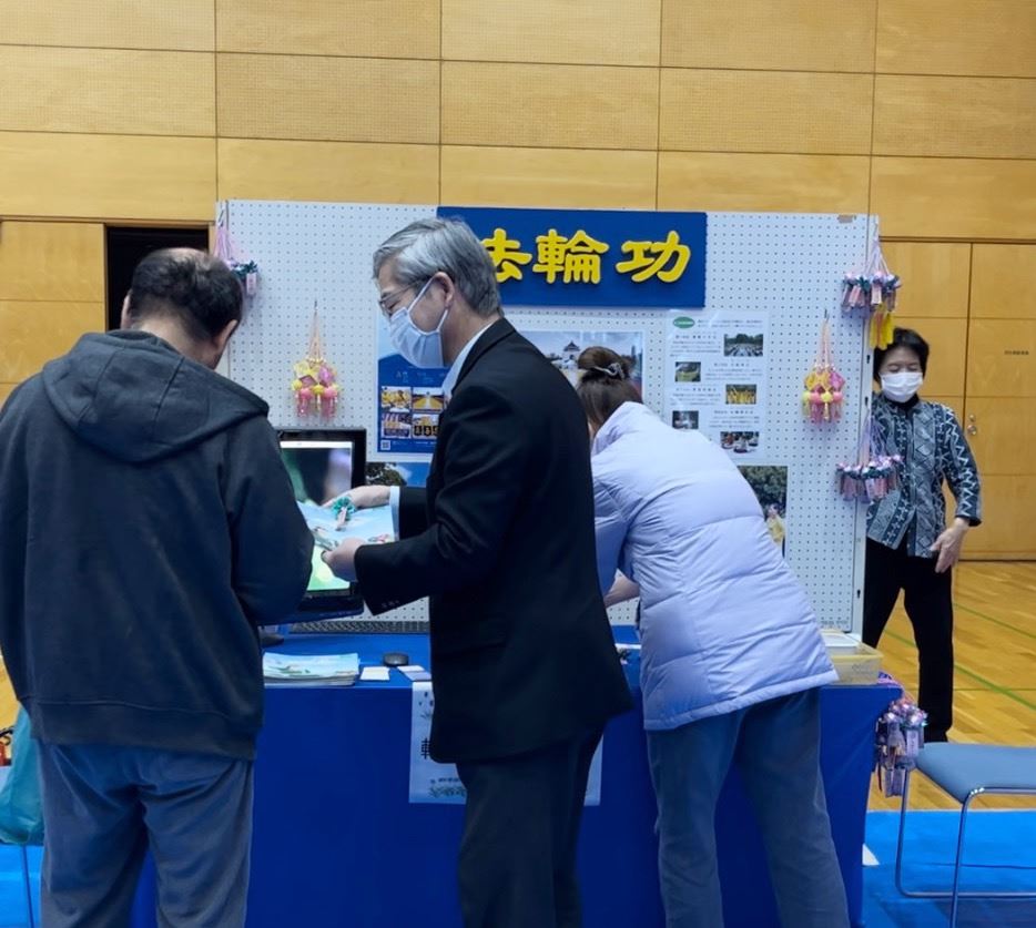 '图2:学员向参观者介绍法轮功。'