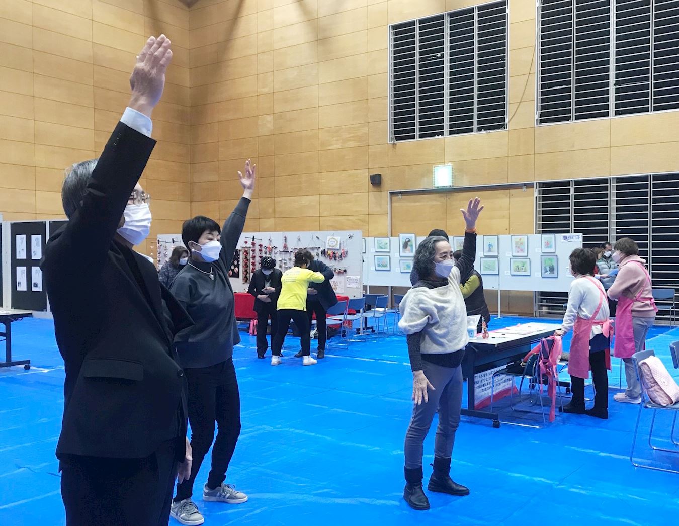 '图3:不少人现场学炼功法,体验法轮功。'