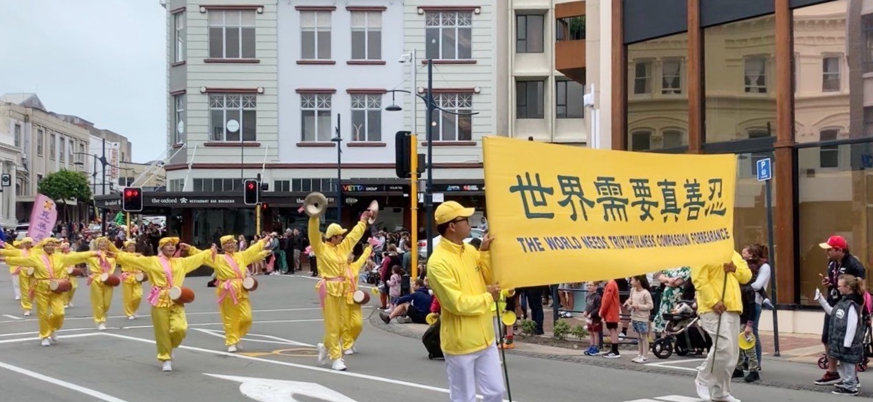 图9:十二月三日,法轮功学员腰鼓队参加了南岛蒂马鲁(Timaru)游行。