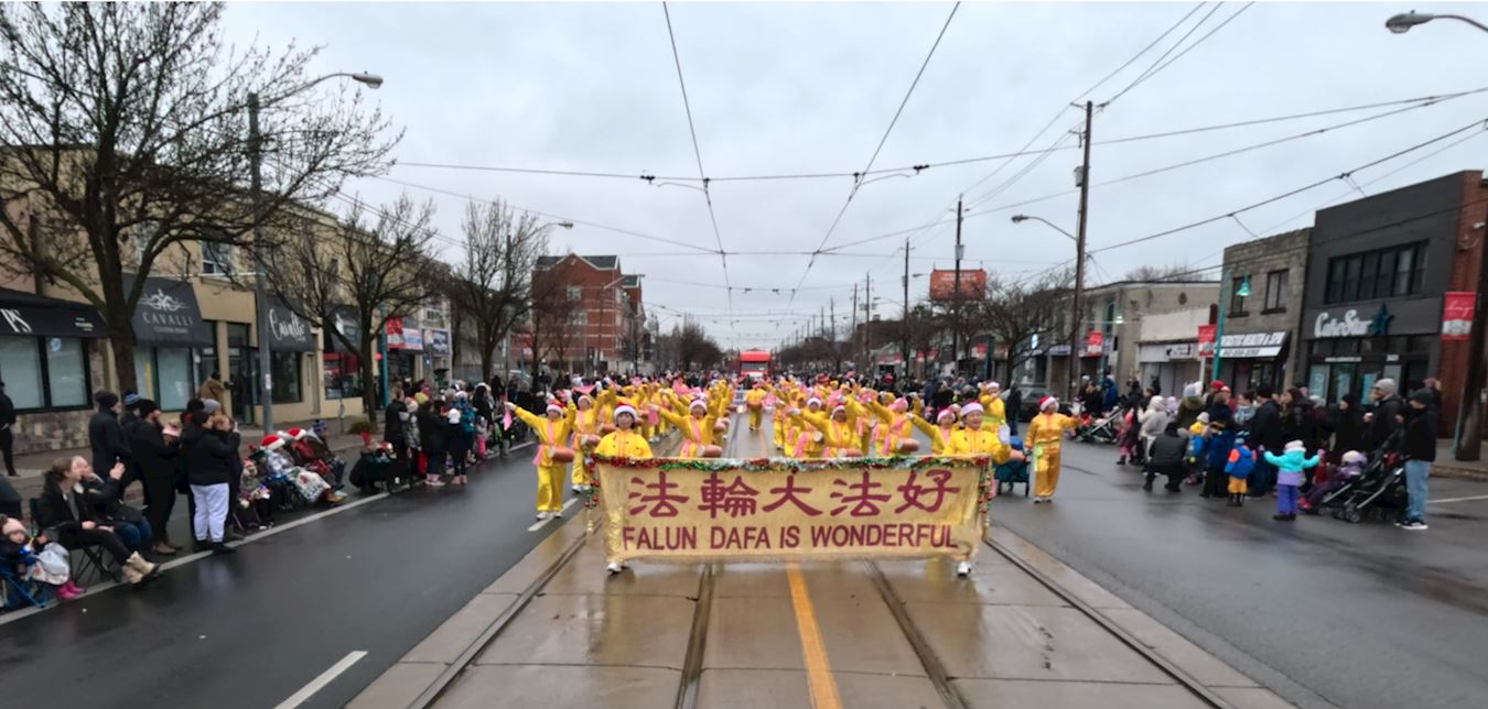 '图3:十二月二日上午十点,多伦多腰鼓队前往怡陶碧谷(Etobicoke)参加当地的圣诞游行'