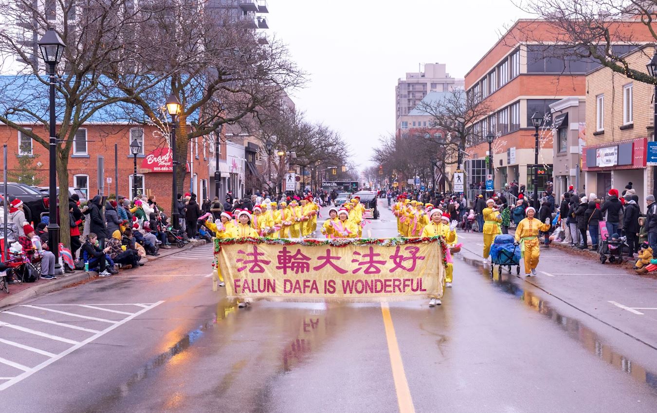 '图4~5:十二月三日下午两点,天国乐团和腰鼓队前往伯灵顿市(Burlington)共同参加了今年的最后一场圣诞游行'