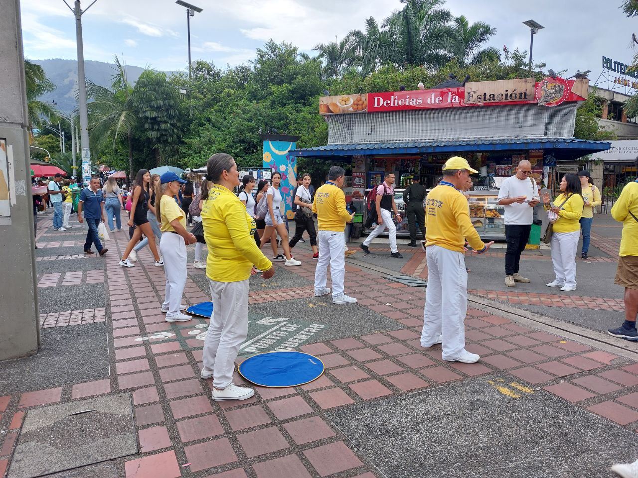'图1:法轮功学员在波夫拉多地铁站向路人展示五套功法,传递真相。'