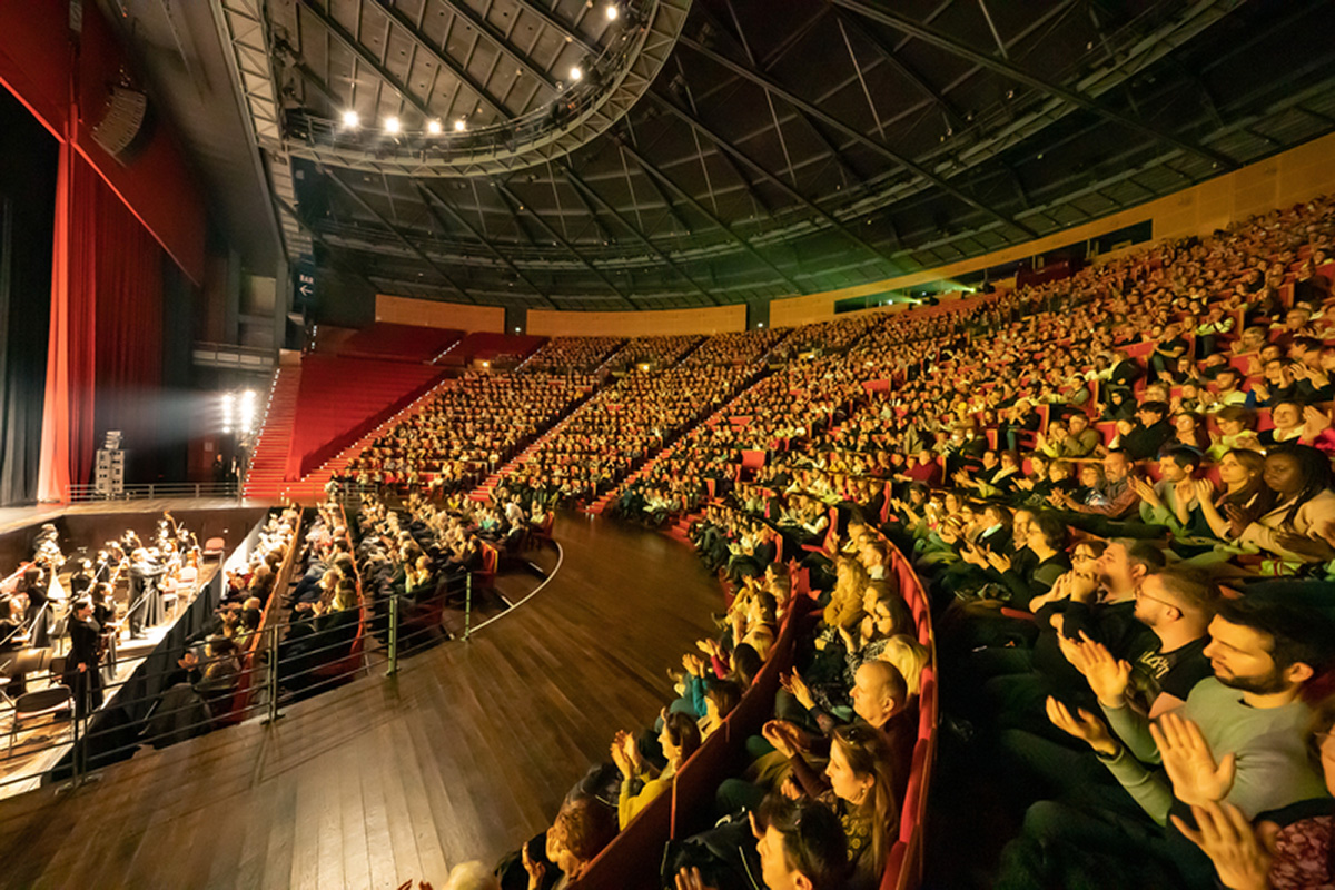 图3:二零二三年二月九日,美国神韵环球艺术团圆满结束了在法国里昂国际城圆形剧场历时六天八场演出,场场爆满,观众被中华传统文化震撼。(大纪元)