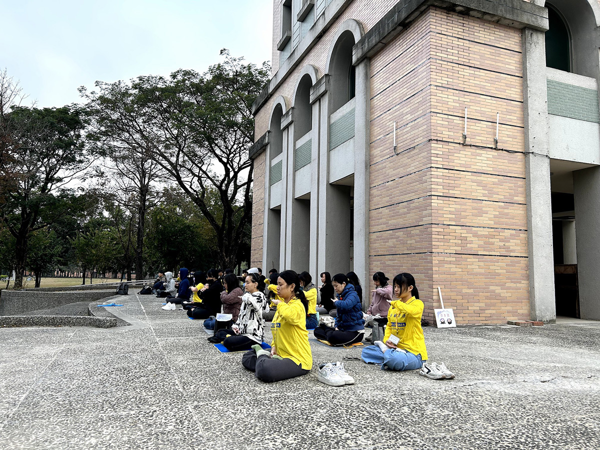 图2:青年学子清晨集体炼功