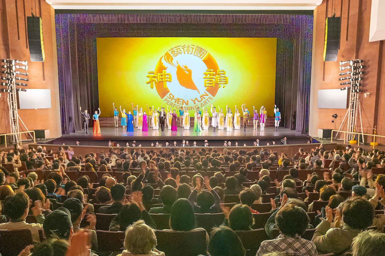 '图2:二零二三年二月八日,神韵世界艺术团在韩国龟尾市龟尾文化艺术会馆(Gumi Arts Center–Grand Hall)一天两场演出,艺术家们两次谢幕感谢观众的热情。(大纪元)'
