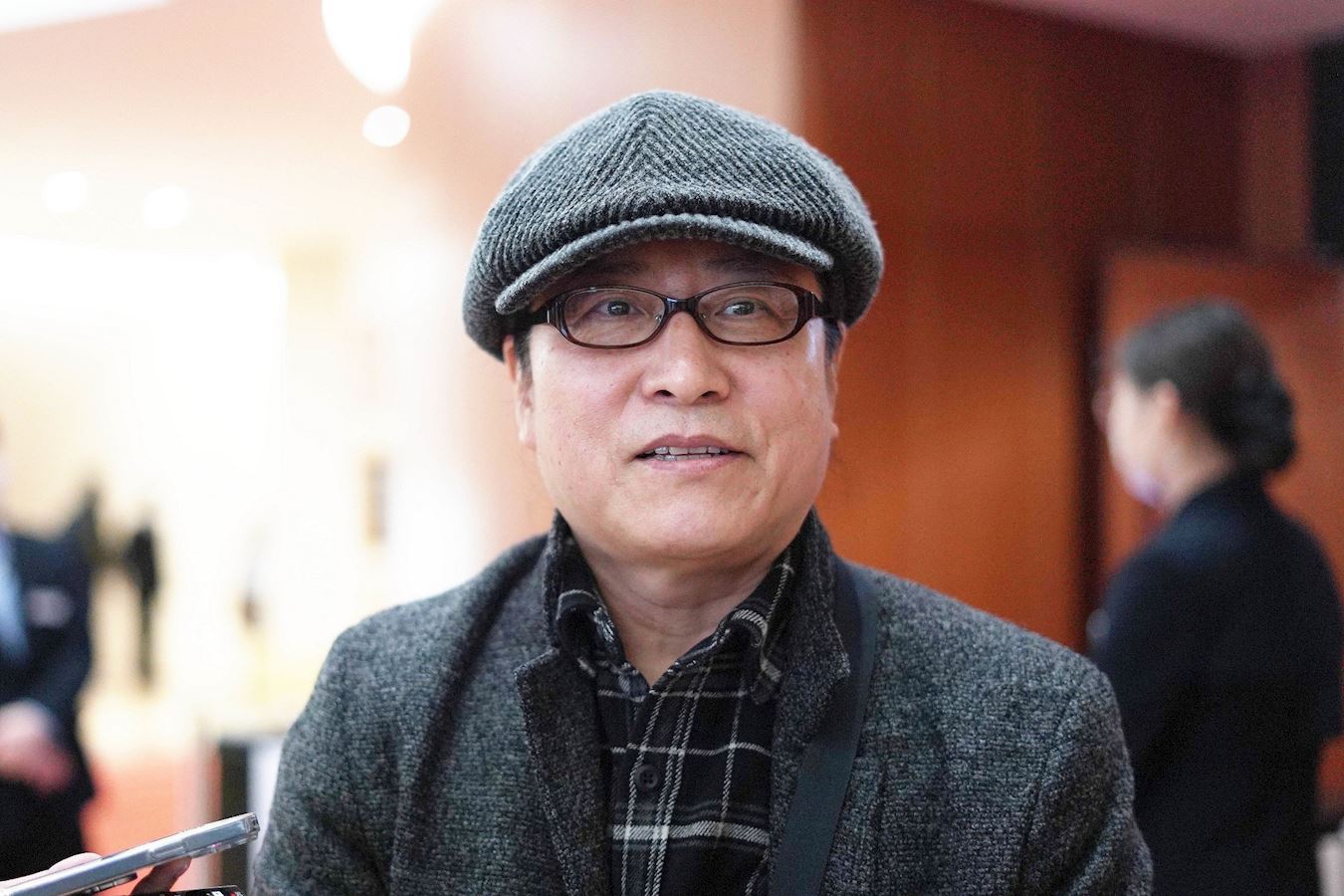 '图5:二零二三年二月十五日晚上,韩国创意庆典研究所代表、艺术总监、导演崔正哲观看神韵世界艺术团在韩国首尔国立剧场(National Theater of Korea)的首场演出。(大纪元)'