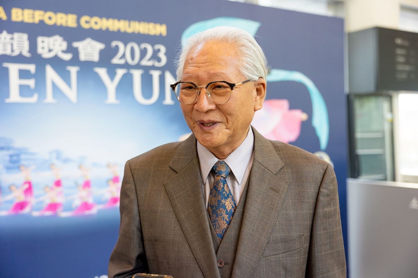 '图7:二零二三年二月五日下午,东亚大学名誉教授崔赏润观看神韵世界艺术团在韩国釜山昭香剧场的第五场演出。他说:“神韵让我感动的原因——这是一台集中国传统文化之大成的演出!”(大纪元)'