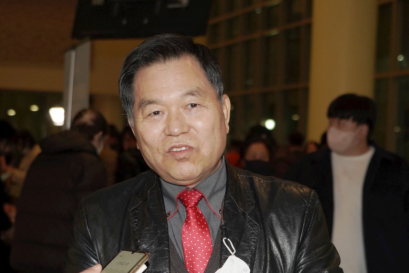 '图8:二零二三年二月二日晚间,釜山大学教授金声振观赏神韵世界艺术团在韩国釜山昭香剧场(Sohyang Theatre)的首场演出(大纪元)'