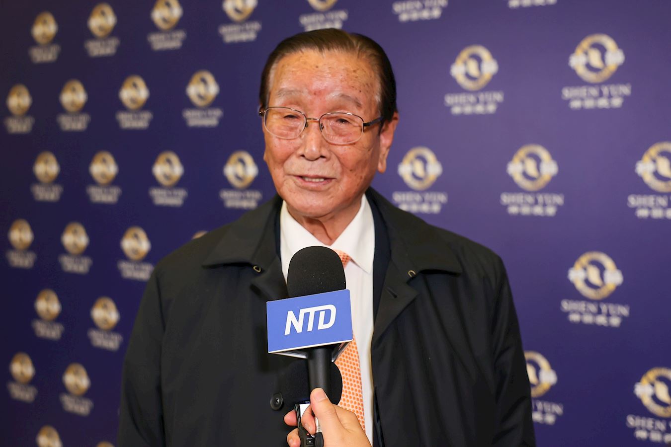 '图9:二零二三年二月二日晚间,釜山自由基督人总联合代表会长朴宣济观赏神韵世界艺术团在韩国釜山昭香剧场(Sohyang Theatre)的首场演出。(大纪元)'
