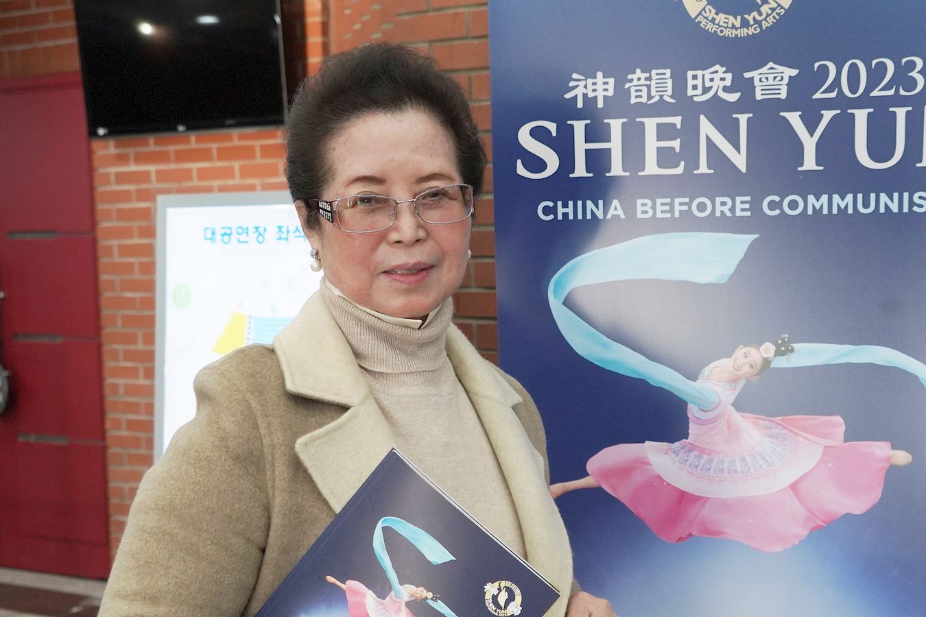 '图12:二零二三年二月八日晚,酒店社长赵兰英观看了神韵世界艺术团在韩国龟尾市龟尾文化艺术会馆(Gumi Arts Center–Grand Hall)的第二场演出。(大纪元)'