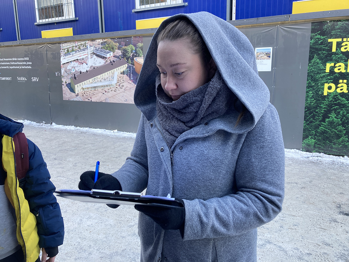 图5~6:风雪中,芬兰民众签名支持法轮功学员反迫害
