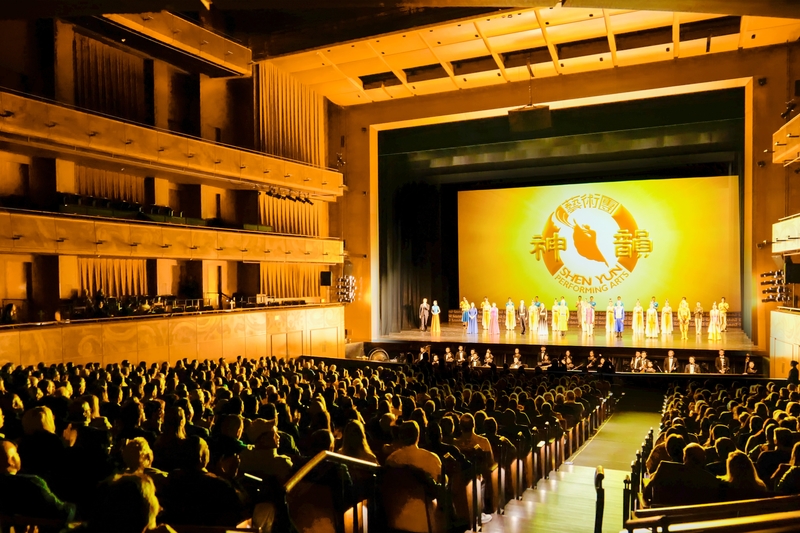 图3:二零二三年二月十九日,神韵国际艺术团在德州圣安东尼奥的特宾表演艺术中心(Tobin Center for the Performing Arts)上演了第五场演出,全场爆满。(新唐人电视台)