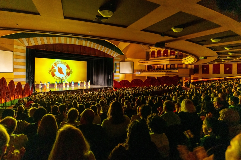 图5:二零二三年二月十七日至十九日,神韵巡回艺术团在美国密尔沃基市(Milwaukee)美乐海雷夫剧院 (Miller High Life Theatre)上演了四场演出。有观众表示:“从神性中感受到快乐。”(大纪元)