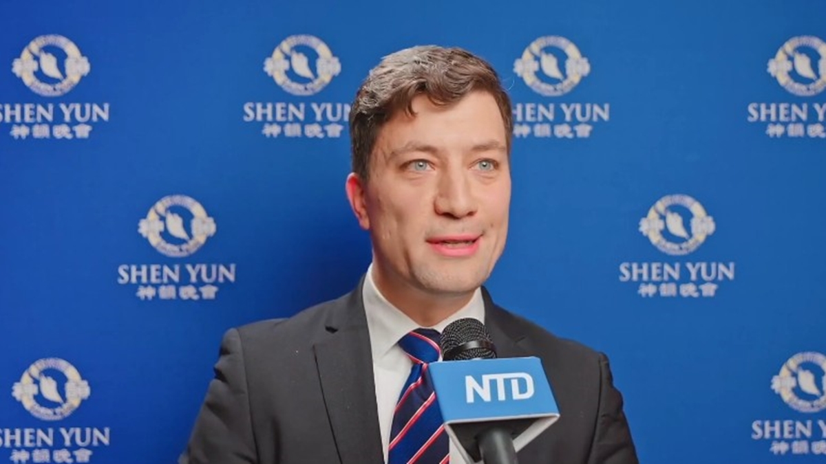 图7:二零二三年二月十八日,德国天主教社会科学研究中心发言人斯蒂芬·盖斯曼(Stefan Gaßmann)在德国米尔海姆城市剧院–戏剧厅观赏美国神韵环球艺术团演出。(新唐人电视台)