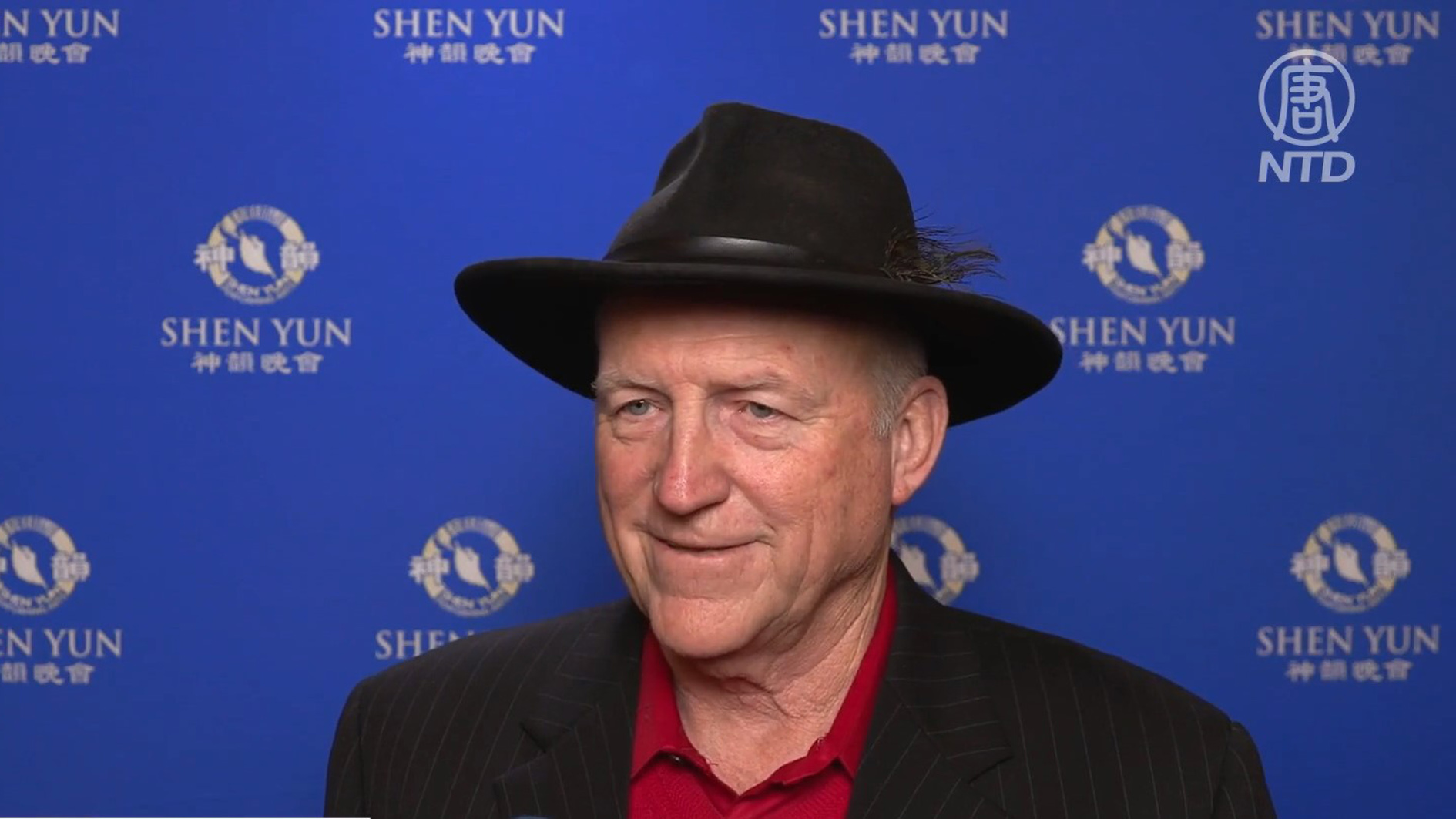 图12:二零二三年二月十四日晚,环境谘询公司总裁阿特金斯(BJ Atkins),观看了神韵国际艺术团在南加州艾司康迪都市的演出。(新唐人电视台)