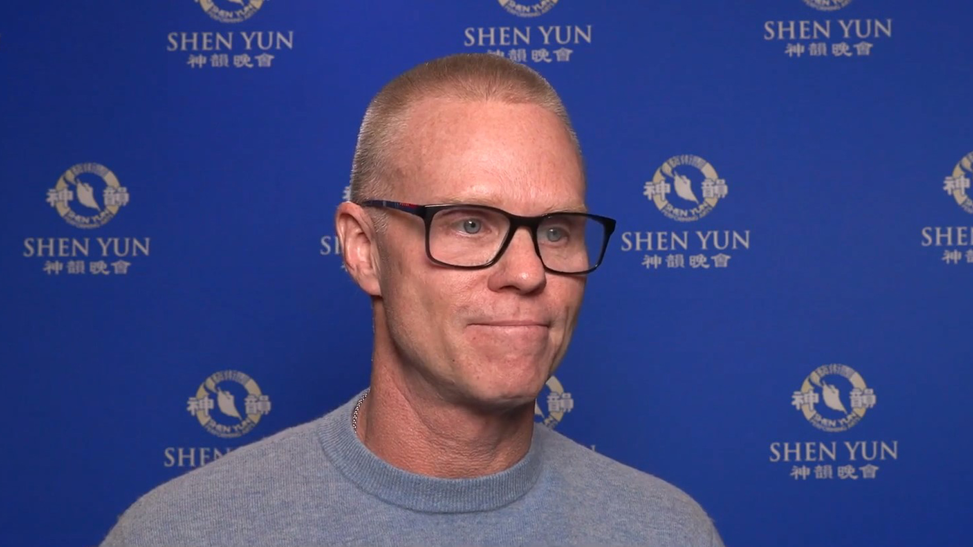 图14:教育企业创办人兼总裁达米安·克雷默(Damian Creamer),于二零二三年二月十九日晚间,观赏了神韵新纪元艺术团在美国亚利桑那州凤凰城的演出。