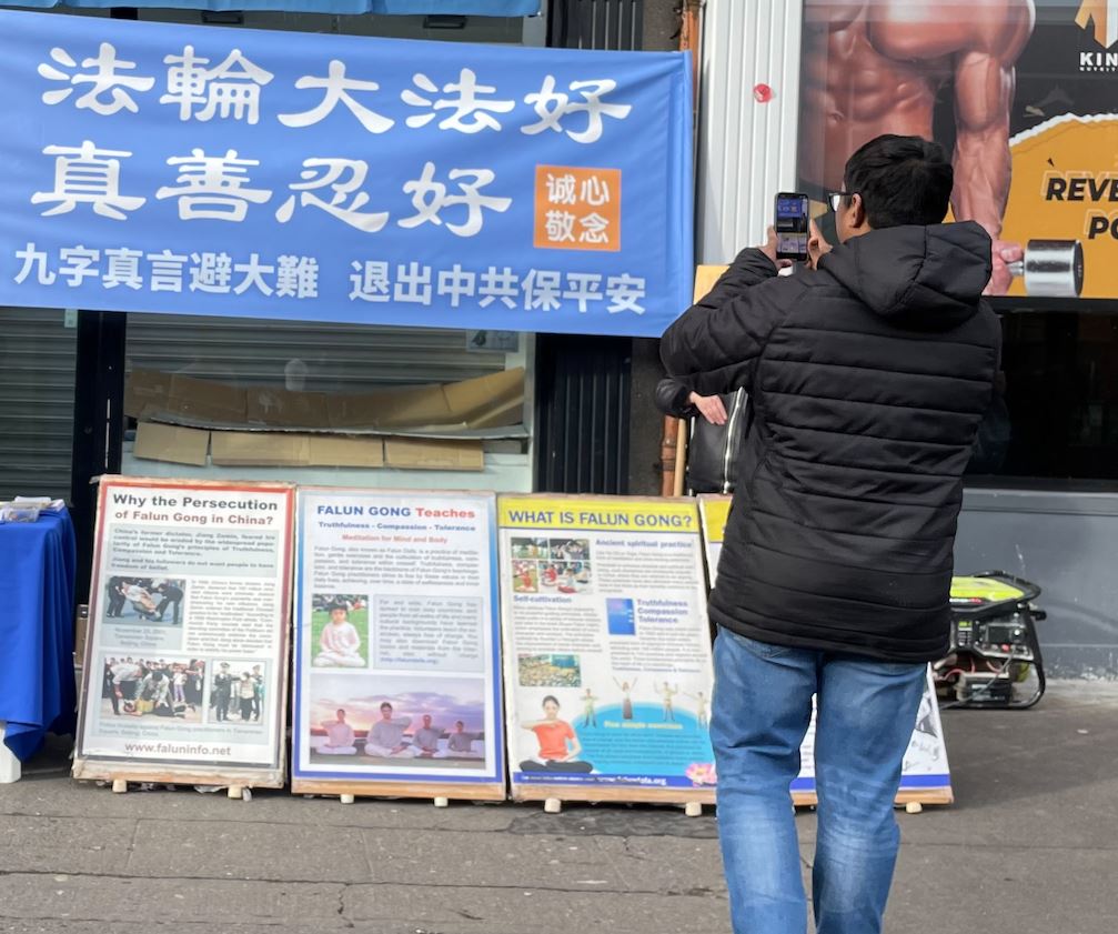 '图7:沙文思(Shravanth)拍摄横幅展板,让不在场的朋友也能了解真相'