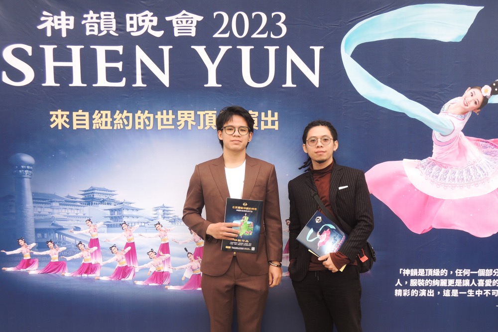 图7:二零二三年二月二十四日午间,越南珠宝设计师LONG(文宝隆)(右)和弟弟观赏神韵世界艺术团在苗北艺文中心的第一场演出。(大纪元)