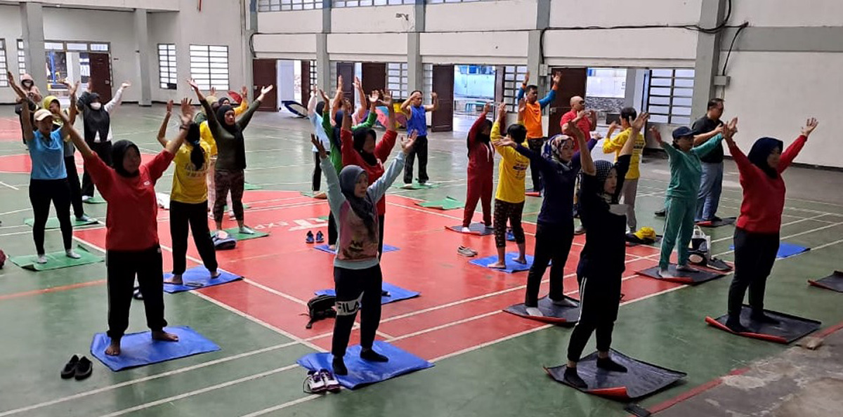图2:学校教职员们学功时,有的学员们帮助他们纠正动作。