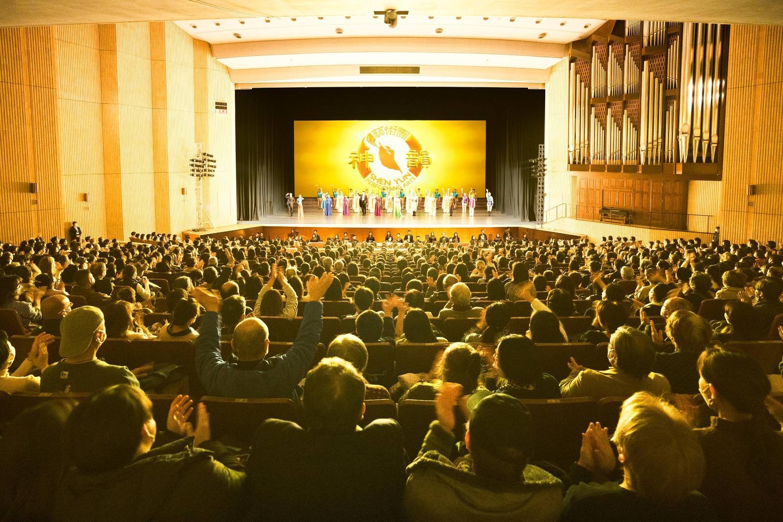 图6:二零二三年一月二十四日至二十五日,神韵世界艺术团在东京新宿文化中心(Shinjuku Bunka Center)举行了三场演出,场场大爆满,一票难求,神韵圆满结束了在东京的演出。(大纪元)