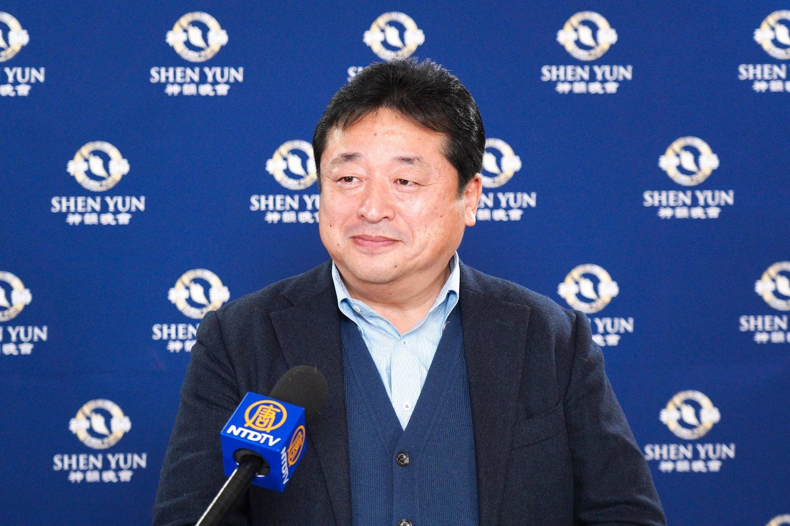 图9:二零二三年一月十九日,日本的社团法人理事长根本辉尚(Nemoto Terunao)观看了神韵世界艺术团在日本崎玉县的川口综合文化中心Lilia的演出。(大纪元)