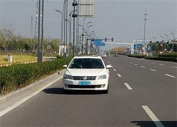 '图1:此次参与非法监控的车牌号有鲁E X4106、鲁E 0B206、鲁E F707B.(照片为2022年10月7日下午2点,一辆白色轿车(鲁E X4106)尾随在王凡车后,王凡靠右停车,此车随之停下)'