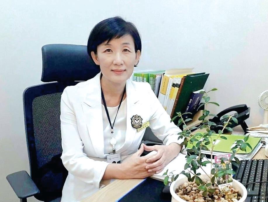'图1:法轮功学员崔景顺是一家韩医院的护理主任,通过修炼法轮大法,她表示找到了自己的人生方向。'