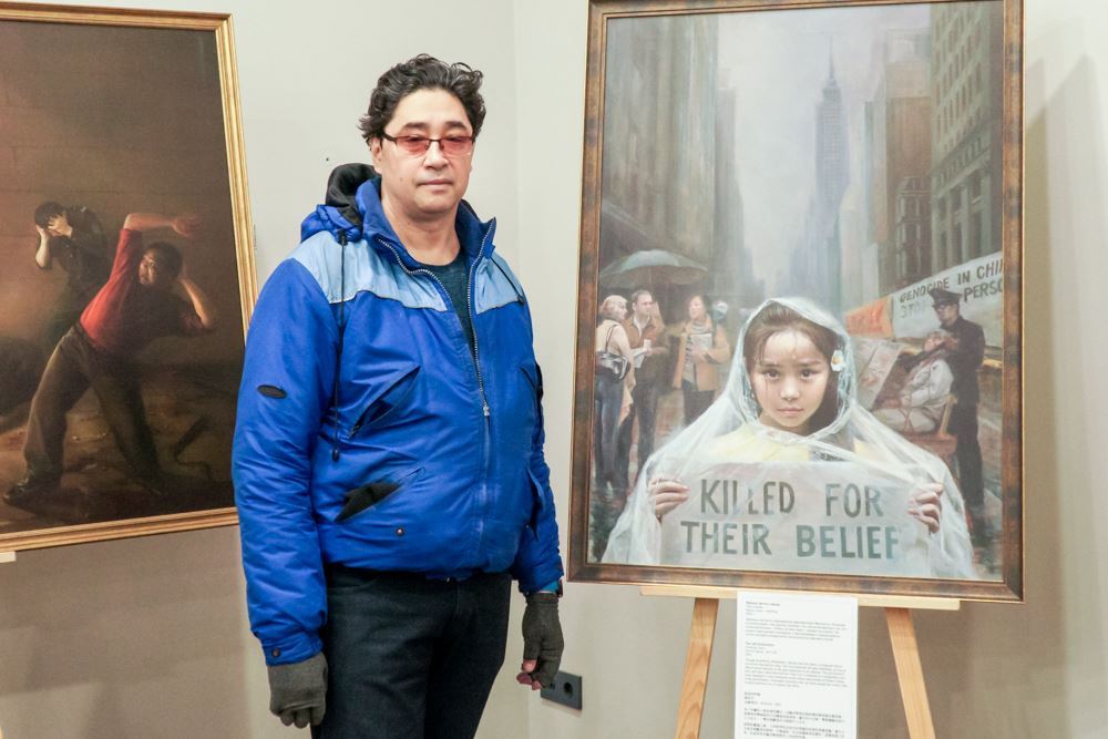 '图7:罗曼在画展前留影'