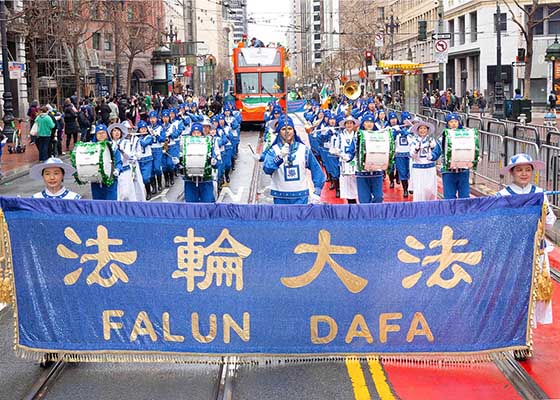 大陆移民:法轮功队伍很壮观