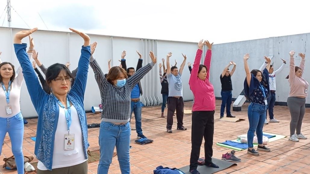 '图2~3:二零二三年一月二十日,法轮功学员们在首都基多南部政府平台教功现场教授五套功法
